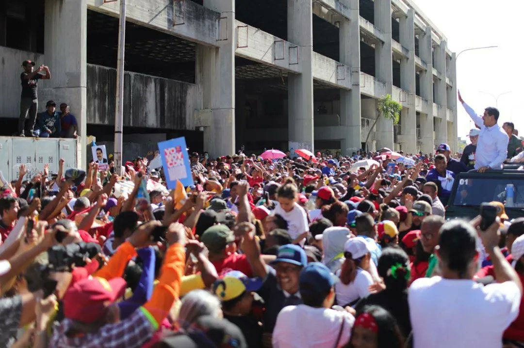 psuvlara2023's tweet photo. #EstadoZulia
#1Jun|| El pueblo zuliano desbordó sus calles en amor y alegría al recibir a nuestro presidente @nicolasmaduro ❤️
#LaEsperanzaEstáEnLaCalle
.
.
.
@dcabellor
@jorgerpsuv
@AdolfoP_Oficial
@PartidoPSUV
@JuanCSierraPSUV https://t.co/q4eTDJcUZv