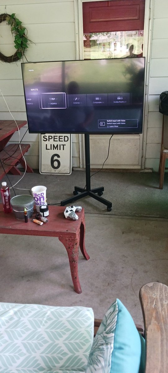 MbmAmati's tweet photo. 50 outside playing Xbox on a nice day boss shit https://t.co/da4Cs9YY49