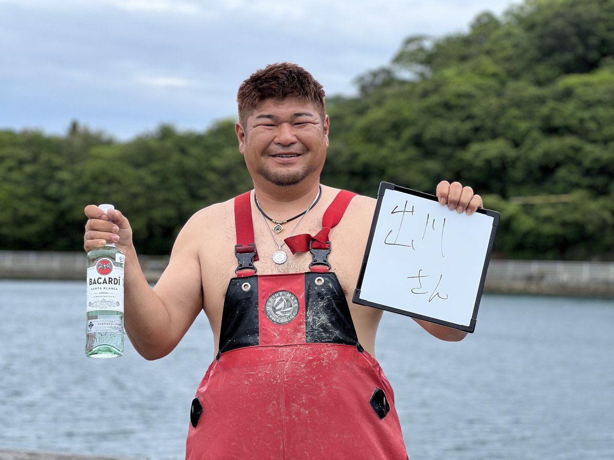 dgw_tkfm's tweet photo. 先日、四谷三丁目でプレオープン中のSTUDIO BAR『Mo4ca(@studiobar_mo4ca )』さんにお邪魔しまして、「海底に酒を沈めると格段に美味くなる」と言う話を聞き、思わず海底ボトルを購入させていただきました🌊

沈める直前の写真もいただきました！

ウイスキーが多いようですが、熟成と相性良いのでは無いかと思い、お店初、ラム酒をダイブ⛵️🏴‍☠️