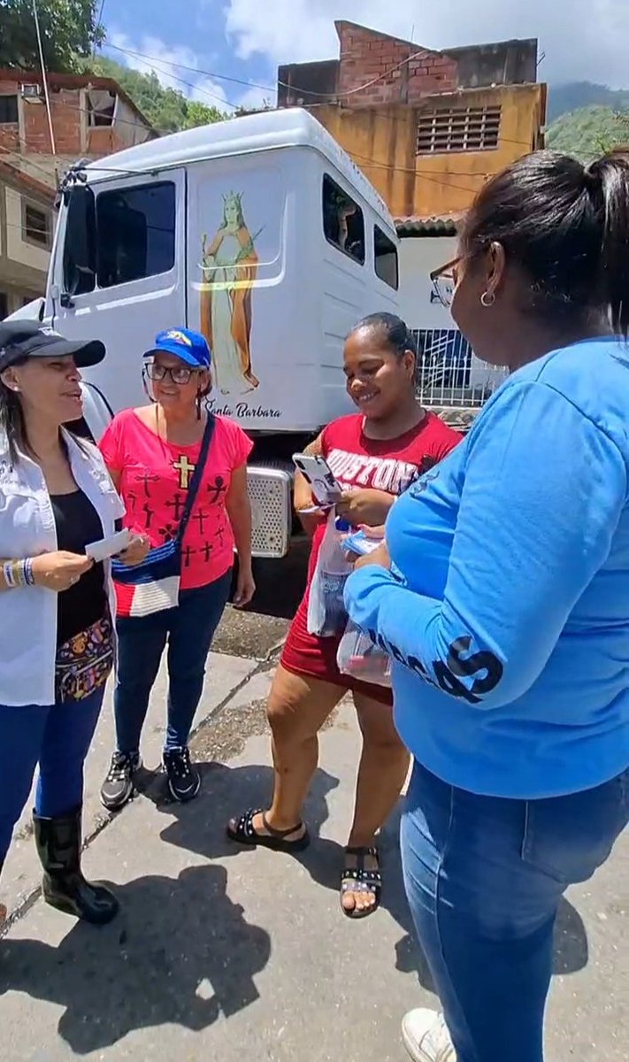 KatiuskaRusso's tweet photo. #1Jun estuvimos en San Julian, Parroquia Carballeda, estado Vargas, e iremos a cada rincón de Venezuela para enseñar a votar por el Cambio, por @EdmundoGU
Juntos ganaremos las elecciones de este 28 de julio. #UnidadYVoto por nuestro candidato @EdmundoGU y la líder @MariaCorinaYA https://t.co/hs3t3O2VBT