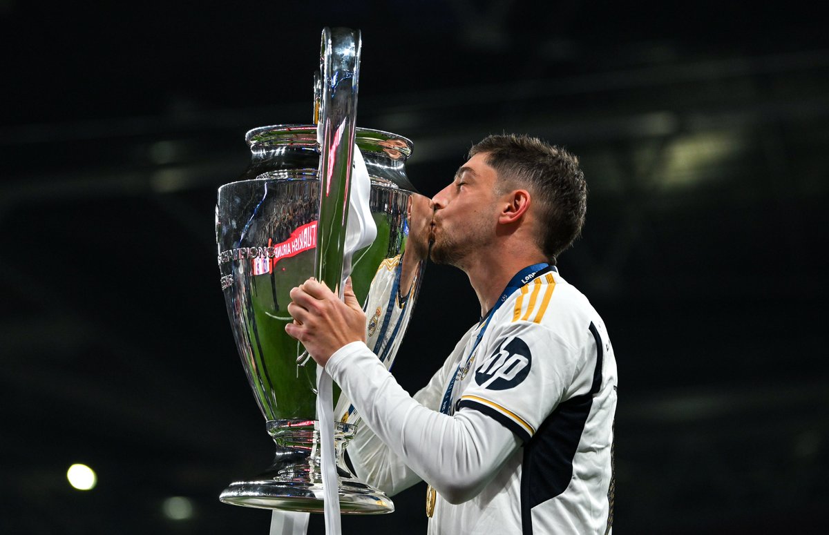 LigadeCampeones's tweet photo. 😘🏆 Ese momento...

#UCLfinal | @fedeevalverde https://t.co/cEtFt8Cade