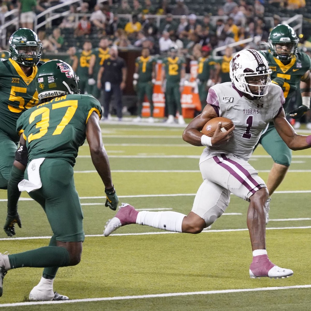 BennyOkwura88's tweet photo. #AGTG After a great convo with @CoachHaney_ I’m blessed to receive an offer from my hometown Texas Southern! #TheSauceU #ENFD
@MarshallRivals
@STHFootball
@CoachMcGuire16
@CoachDavis82
@CoachConaire
@JScruggs247
@AndrewHatts https://t.co/W6Pk7MDy6t