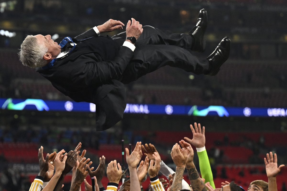 lagalerna_'s tweet photo. 🧑‍✈️@MrAncelotti, del Madrid al cielo. https://t.co/epWVaP9sTX