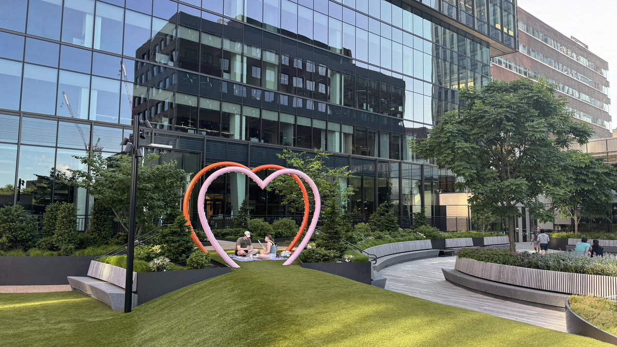 JuliaSomerdin's tweet photo. Urban park on the rooftop of Google building. Brilliant design and execution. https://t.co/DQCkPKjFq7