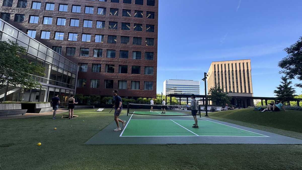 JuliaSomerdin's tweet photo. Urban park on the rooftop of Google building. Brilliant design and execution. https://t.co/DQCkPKjFq7