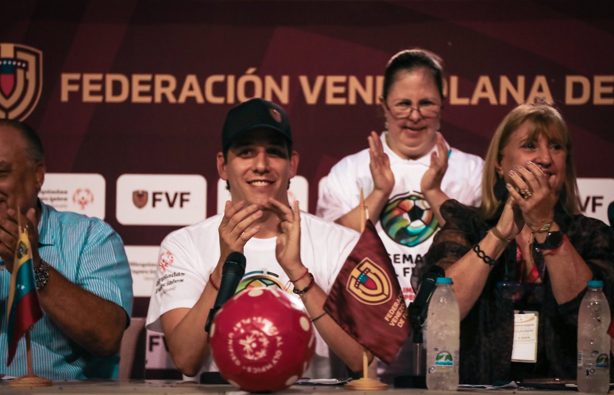 FVF_Oficial's tweet photo. 𝑭𝒖́𝒕𝒃𝒐𝒍 𝒔𝒐𝒎𝒐𝒔 𝑻𝑶𝑫𝑶𝑺 ❤️⚽️

La FVF y @oevenezuela trabajarán juntos para fomentar la inclusión y el desarrollo deportivo de personas neurodivergentes. Este acuerdo refleja el firme compromiso en promover un deporte más inclusivo y comprometido con la sociedad 🤝

"El fútbol nos ha demostrado que rompe barreras" 👏

"Es un gran compromiso, de muchísima emoción y cuenten con que la Federación Venezolana de Fútbol estará al pie para todos estos nuevos retos de la mano con @OEamericalatina / @oevenezuela".

@jandresgimenez

¡Unidos por un mundo más inclusivo! 🫂

#FútbolSomosTodos
#SemanaDelFútbol
#EligeIncluir
#CreeEnGrande