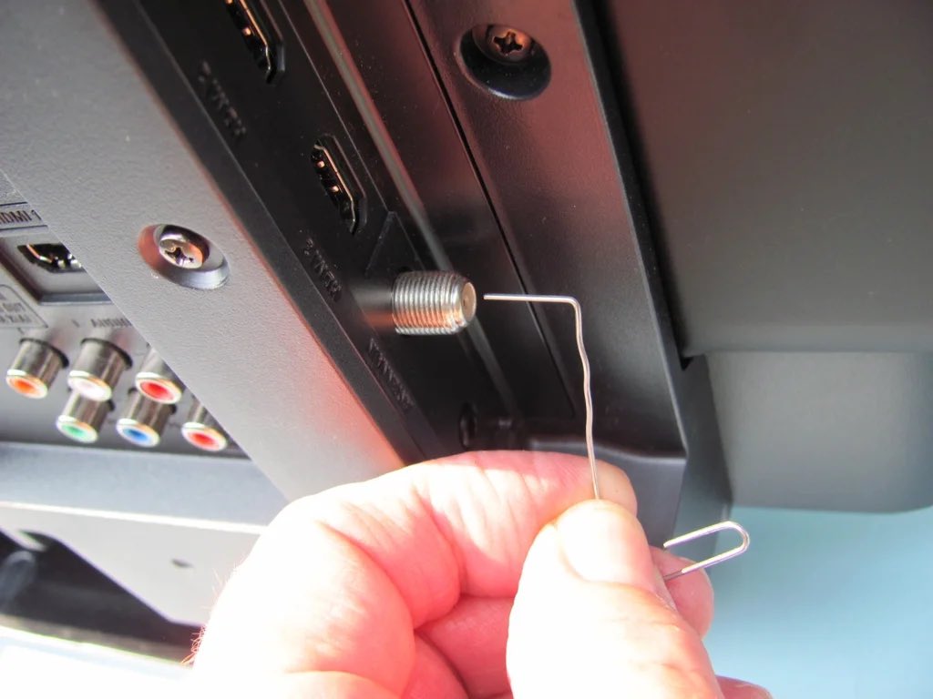 adame233's tweet photo. @justingehrts A paper clip jammed into the F Connector can be an excellent antenna if you're close to the transmitters https://t.co/KBFknl0fxj