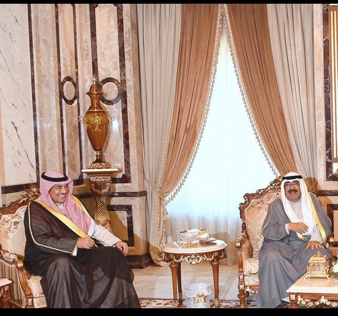 نبارك لسمو الشيخ #صباح_الخالد_الصباح على ثقة #سمو_الأمير بتزكية ولياً للعهد

ندعو الله العلي القدير أن يعينه على حمل الامانه وأن يوفقه لما فيه الخير  للبلاد والعباد

#صباح_الخالد
#ولي_العهد
#مشعل_الأحمد_الجابر_الصباح