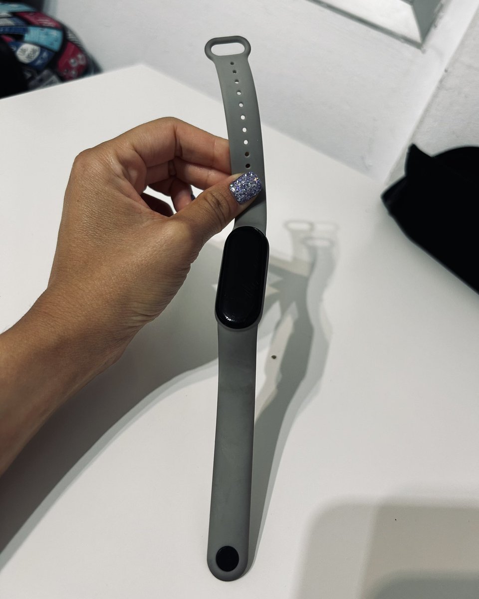 Paulaarc3's tweet photo. Me he encontrado este smartwatch por la zona del Corteinglés. Me gustaría devolvérselo a su dueñ@ porque estará disgustad@ buscándolo🥹. La persona a la que le pertenezca debe decirme qué fondo de pantalla tiene y se lo doy encantada. Rt porfi! 🙏🏾 https://t.co/tEppiFJa7X
