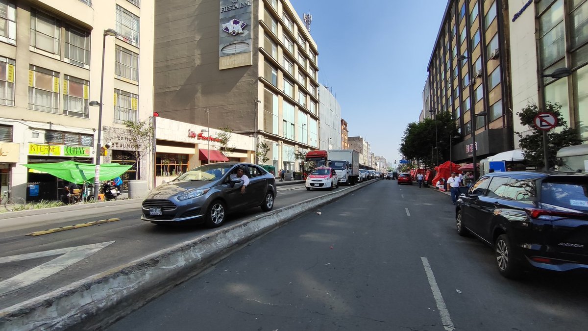 BrunoCortesFP's tweet photo. Cerrada Avenida Juárez y Balderas en protesta por la represión a comerciantes del Barrio Chino, según los comerciantes el @GobCDMX los está obligando a votar por @morena y @Katy_monrea 
#EleccionesMéxico2024 
@INEMexico https://t.co/QfEY3VTWLT