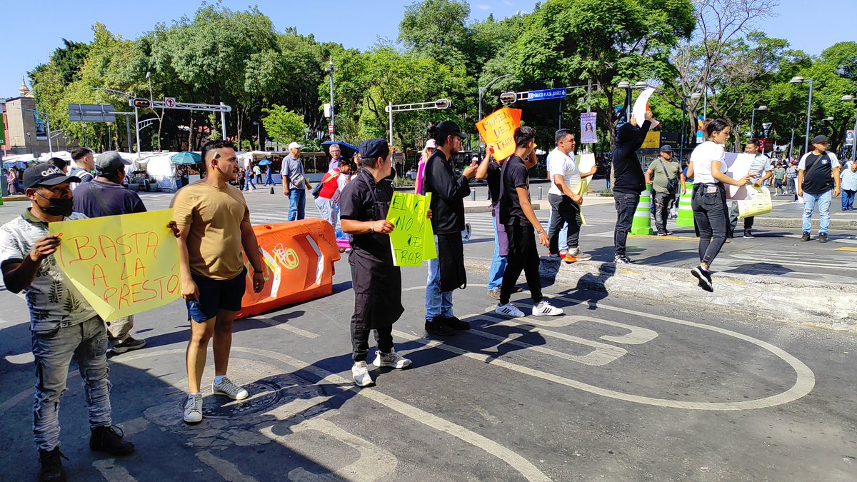 BrunoCortesFP's tweet photo. Cerrada Avenida Juárez y Balderas en protesta por la represión a comerciantes del Barrio Chino, según los comerciantes el @GobCDMX los está obligando a votar por @morena y @Katy_monrea 
#EleccionesMéxico2024 
@INEMexico https://t.co/QfEY3VTWLT