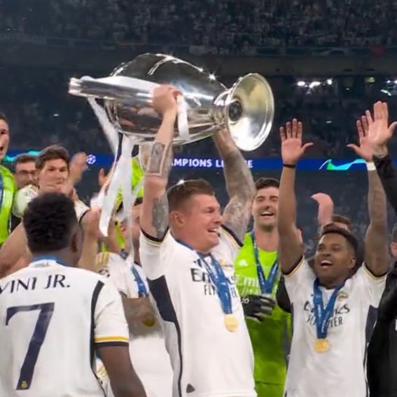 SiaranBolaLive's tweet photo. 🏆 World Cup (1)
🏆 Champions League (6)
🏆 Club World Cup (6)
🏆 Bundesliga (3)
🏆 La Liga (4)
🏆 UEFA Super Cup (5)
🏆 German Cup (3)
🏆 Copa del Rey (1)
🏆 Spanish Super Cup (4)
🏆 German Super Cup (1)

Gelandang Elegan Pamit 
Toni Kroos 🫡
Thanks For The Memories https://t.co/sOTTPlEV4m