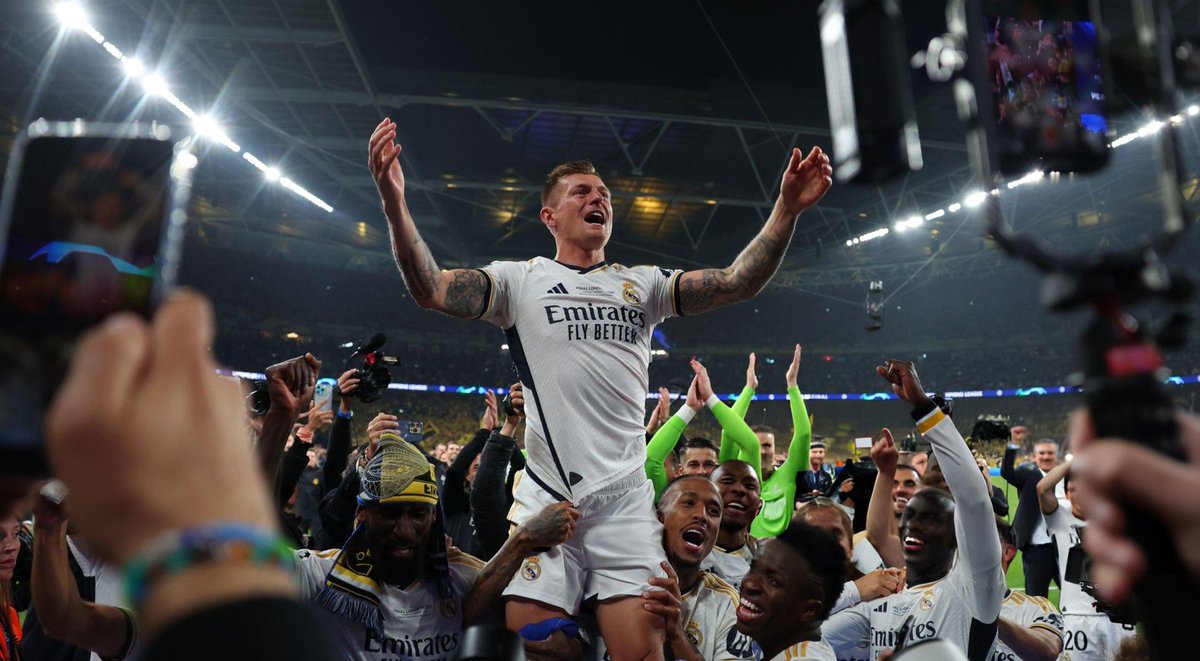 SiaranBolaLive's tweet photo. 🏆 World Cup (1)
🏆 Champions League (6)
🏆 Club World Cup (6)
🏆 Bundesliga (3)
🏆 La Liga (4)
🏆 UEFA Super Cup (5)
🏆 German Cup (3)
🏆 Copa del Rey (1)
🏆 Spanish Super Cup (4)
🏆 German Super Cup (1)

Gelandang Elegan Pamit 
Toni Kroos 🫡
Thanks For The Memories https://t.co/sOTTPlEV4m