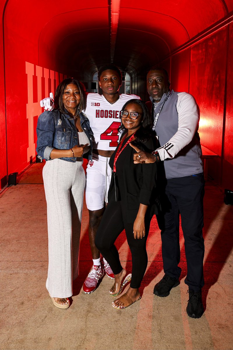 redwaves16's tweet photo. Married to the Game!
Congratulations @4problem_ on committing to the NEW IU I'm so Proud of you!!!#Hoosiers
#KeepRingingtheBell #ProductionoverPotential @IndianaFootball #IUFB https://t.co/Dg4yLMONrW
