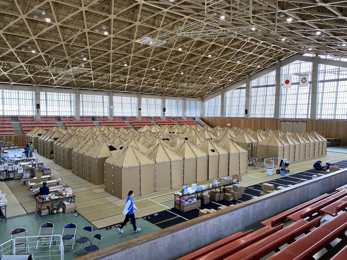 報道の皆様に見て欲しかったなぁ。。

足の裏で温もりを感じられる避難所を。

団欒スペースがあり昼寝や
食事も出来る場所がある。

スリッパを脱ぎ足音を消す。
更に髪の毛一本落ちてない

それを実現した避難所に焦点が
当たらなかったのは残念。
全国モデルになるくらい凄い事なのに。