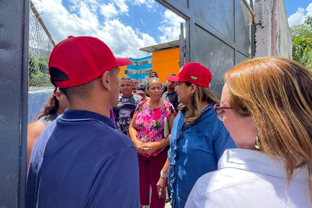 ¡Sábado de despliegue!

Nos vinimos al estado Miranda, específicamente a Gurenas-Guatire, a atender las solicitudes y requerimientos de la U.E.E. Ezequiel Zamora, la U.E.N.B. Teresa de la Parra y el C.E.I.N. Quebrada Seca. 

<a href="/NicolasMaduro/">Nicolás Maduro</a>
@MPPEDUCACION