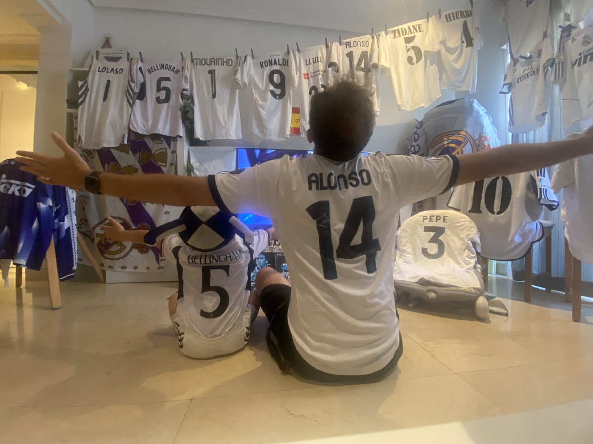 PabloLolaso's tweet photo. Hoy se me han saltado las lágrimas un par de veces. 
Y ninguna ha coincidido con un gol ni con el levantamiento de ningún trofeo.

La primera ha sido a las 21.00, cuando, después de acostar a la pequeña Andrea, mi hijo Pablo y yo hemos verbalizado lo bonito que ha sido el día, con la ilusión de montar la capilla entre los dos y esperar con ansia la hora del partido. Me dio por pensar en lo bonito que será recordar este día dentro de, qué sé yo, veinte años, y la emoción brotó.

La segunda ya ha sido casi al final del partido. El día ha sido intenso y no ha podido aguantar. En el minuto 70 (con 0-0 en el marcador) se quería ir a dormir. Le he acompañado a la cama y le he dicho que hoy no había cuento, ¡que tenía que ver el partido! 

Se ha puesto muy triste. Para él era más importante el cuento y mi presencia que cualquier evento deportivo. Me he quedado, por supuesto. Y cuando iba por la segunda página, ha marcado Carvajal y lo hemos escuchado desde la cama.  Hemos vuelto corriendo, se ha espabilado y hasta hemos podido celebrar juntos el de Vini.

De nuevo se ha derrumbado de cansancio, hemos cogido la cama otra vez y ya no hemos vuelto (juntos). 

Para él no había nada más importante que dormirse abrazado a mí. Para mí tampoco. 

De esto también me acordaré, qué sé yo, dentro de veinte años. Y por eso la emoción brotó de nuevo.

Buenas noches y Hala Madrid.