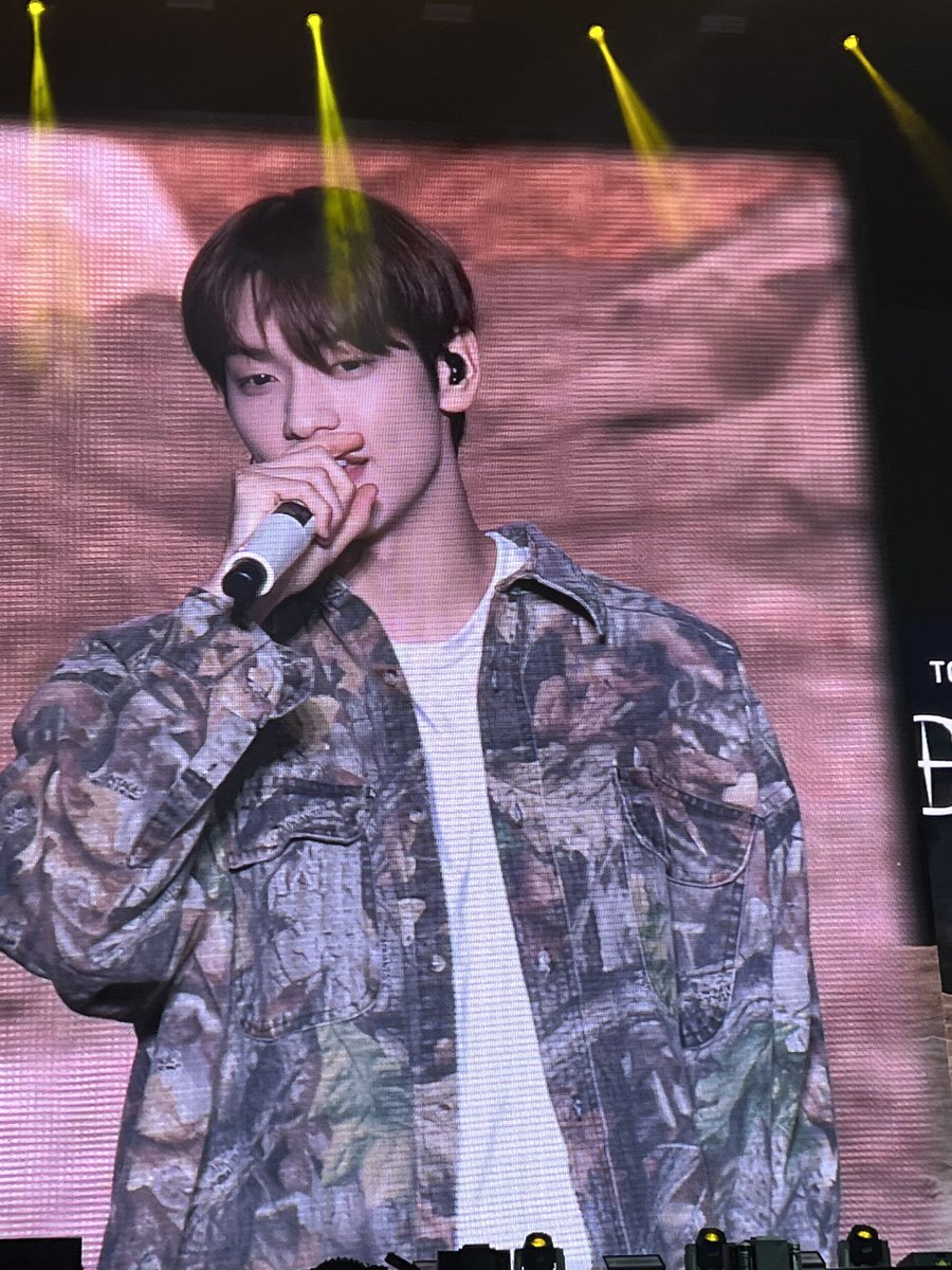 goodtyungonebad's tweet photo. Soobin wearing camo https://t.co/HkWSSHLPMN