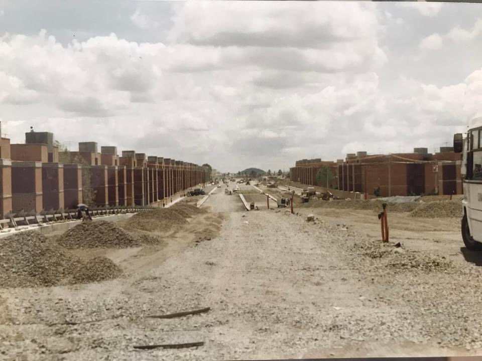 PueblaAntigua's tweet photo. Así lucían  la obras de  construcción del  periférico, a la altura de la 11 sur, donde se aprecian  las Unidades Habitacionales de San Bartolo y Agua Santa, hace 30 años. Imágenes compartidas en nuestro grupo de Facebook #PueblaAntigua https://t.co/pHXJvXS2Fg
