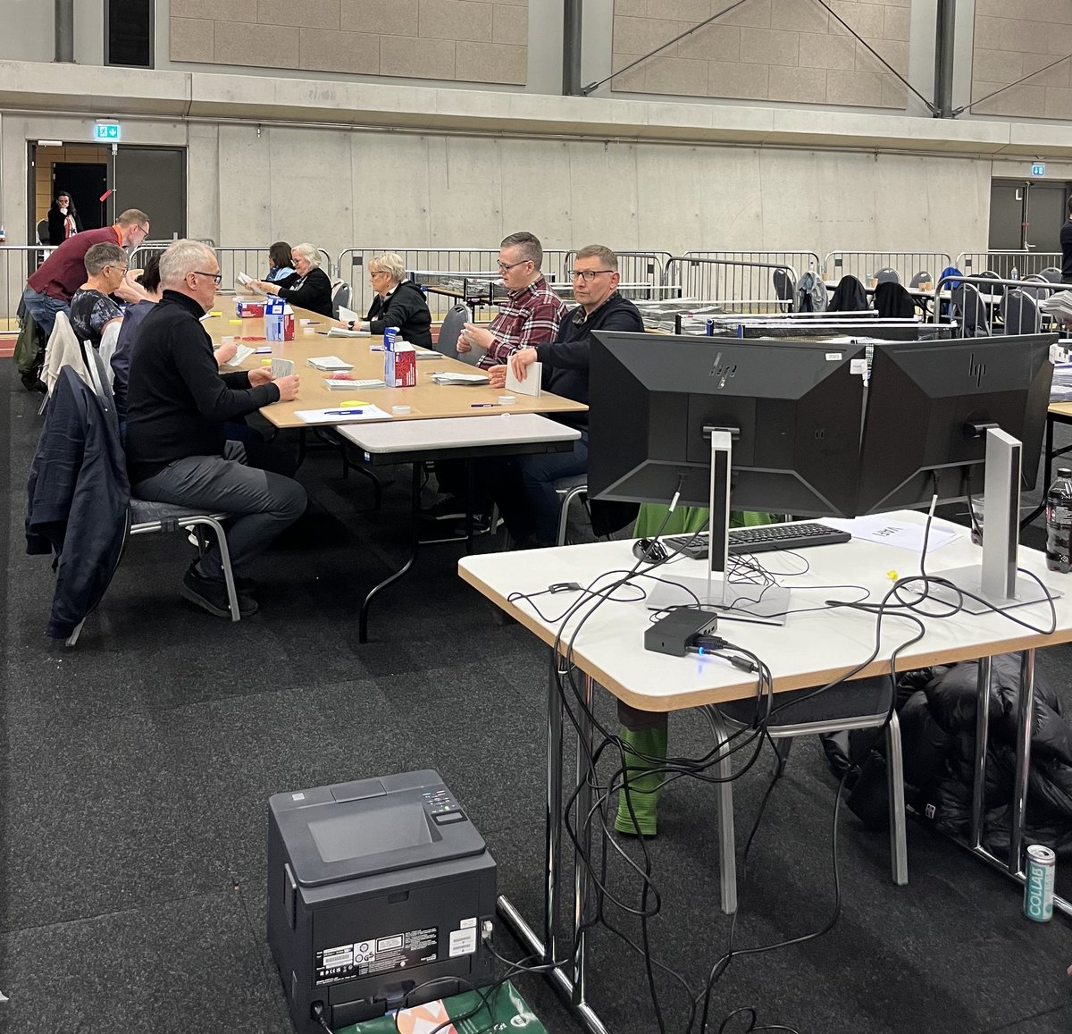 Prezidentské volby na Islandu skončily, ve sportovní hale Laugardalshöll v Reykjavíku začíná veřejné sčítání hlasů.