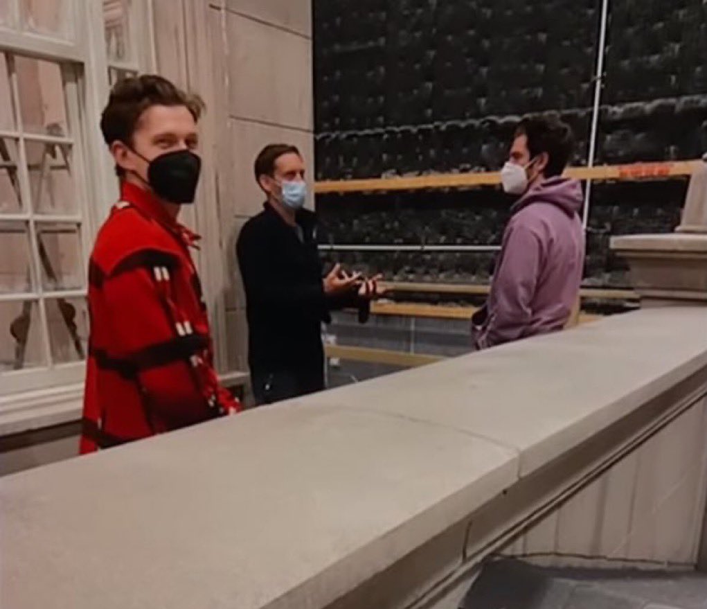 IniciativaV's tweet photo. Tenemos oficialmente la foto de la primera vez que Tom Holland se reunió con Tobey Maguire y Andrew Garfield en el set de SPIDER-MAN: NO WAY HOME 🕷️

(Via 'Jacob Batalon IG') https://t.co/tRM7zOhfgE