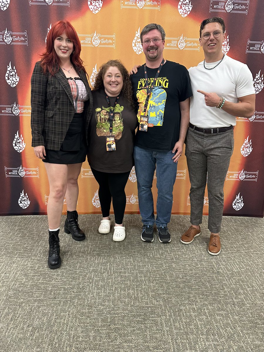 lilsinger4579's tweet photo. I’m still too stunned to speak!!! I just kept telling em how freaking gorgeous she is! Both of you are so kind. Thanks @MythicalChef &amp; @FlemilyEming 💕 #goodmythicaltour https://t.co/0LvZgmICB1