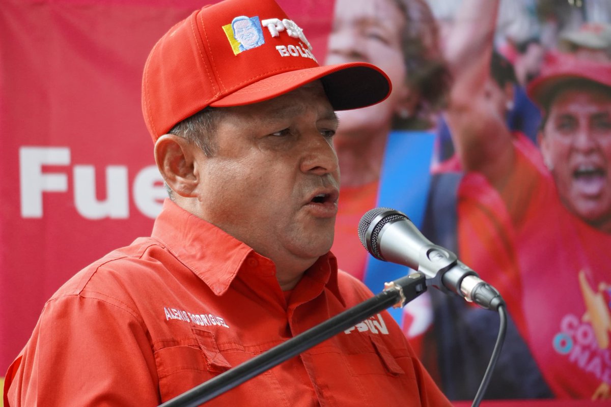 PartidoPSUV's tweet photo. Pedro Infante es recibido en Ciudad Guayana para el Pleno de Organización del PSUV
https://t.co/WamalqtEqs
#PuebloEnLasRedes https://t.co/1Oe3tM5Yes