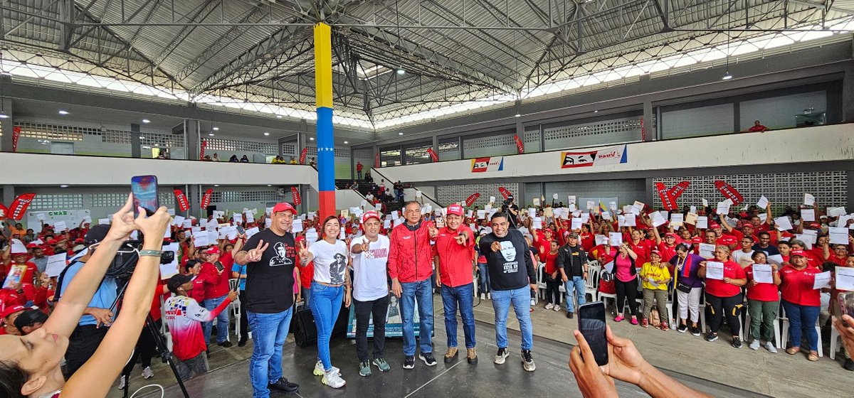 PartidoPSUV's tweet photo. Pedro Infante es recibido en Ciudad Guayana para el Pleno de Organización del PSUV
https://t.co/WamalqtEqs
#PuebloEnLasRedes https://t.co/1Oe3tM5Yes