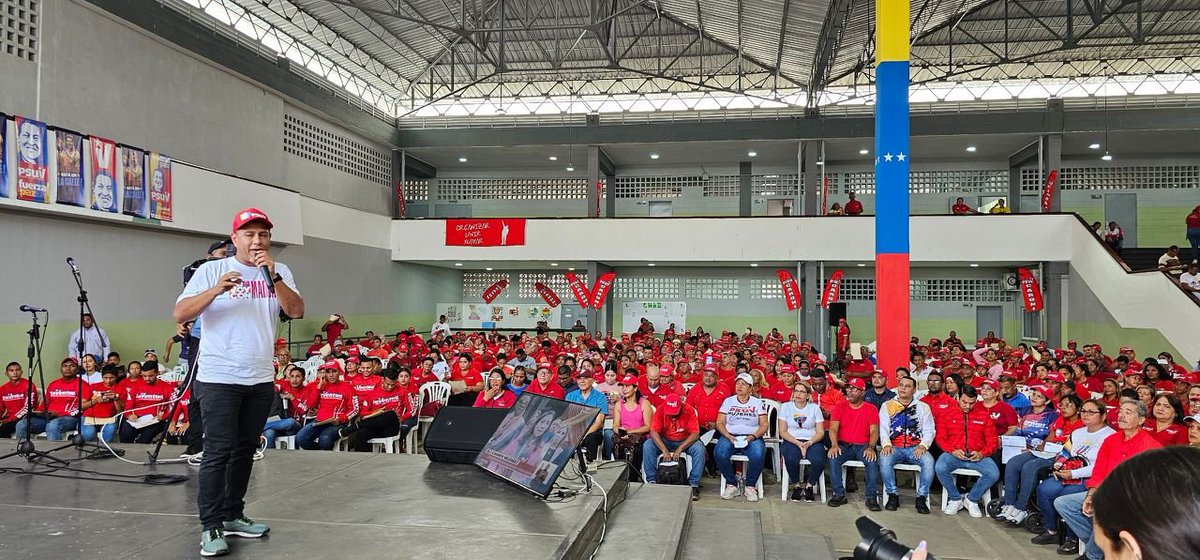 PartidoPSUV's tweet photo. Pedro Infante es recibido en Ciudad Guayana para el Pleno de Organización del PSUV
https://t.co/WamalqtEqs
#PuebloEnLasRedes https://t.co/1Oe3tM5Yes