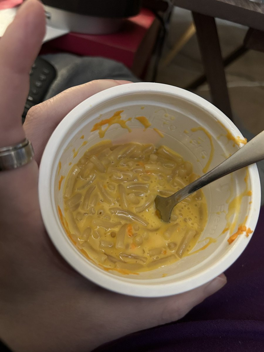 QuippyTippy's tweet image. @kraftmacncheese why is it that, even when I follow the directions EXACTLY, sometimes my #EasyMac comes out soupy and sometimes it comes out perfectly? Today is s hot cheese soup day and I didn’t do anything different than yesterday!