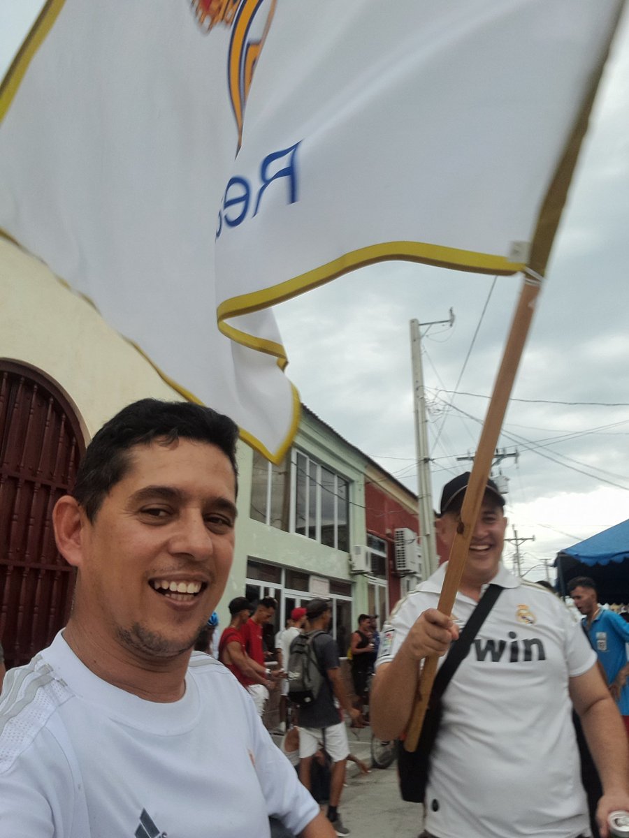 CREscalaFdez's tweet photo. @elchiringuitotv Manzanillo, Cuba, celebrando la 15! HALA MADRID https://t.co/gjr4HaMn7j