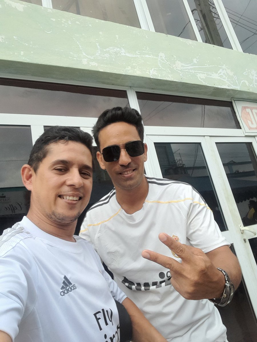 CREscalaFdez's tweet photo. @elchiringuitotv Manzanillo, Cuba, celebrando la 15! HALA MADRID https://t.co/gjr4HaMn7j