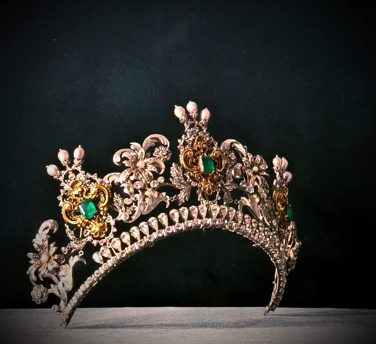 brenes_vera's tweet photo. #Coronación | 𝐏𝐑𝐄𝐒𝐄𝐍𝐓𝐀𝐂𝐈𝐎́𝐍 𝐘 𝐁𝐄𝐍𝐃𝐈𝐂𝐈𝐎́𝐍 𝐃𝐄 𝐋𝐀 𝐓𝐈𝐀𝐑𝐀 𝐃𝐄 𝐋𝐀 𝐒𝐀𝐍𝐓𝐈́𝐒𝐈𝐌𝐀 𝐕𝐈𝐑𝐆𝐄𝐍 𝐃𝐄 𝐋𝐎𝐒 𝐃𝐎𝐋𝐎𝐑𝐄𝐒 𝐄𝐍 𝐒𝐔 𝐒𝐎𝐋𝐄𝐃𝐀𝐃.

#BrenesteCorona #MadreReinaySoberana #DoloresensuSoledad #VeraCruzdeBrenes https://t.co/dhv2L9yArC