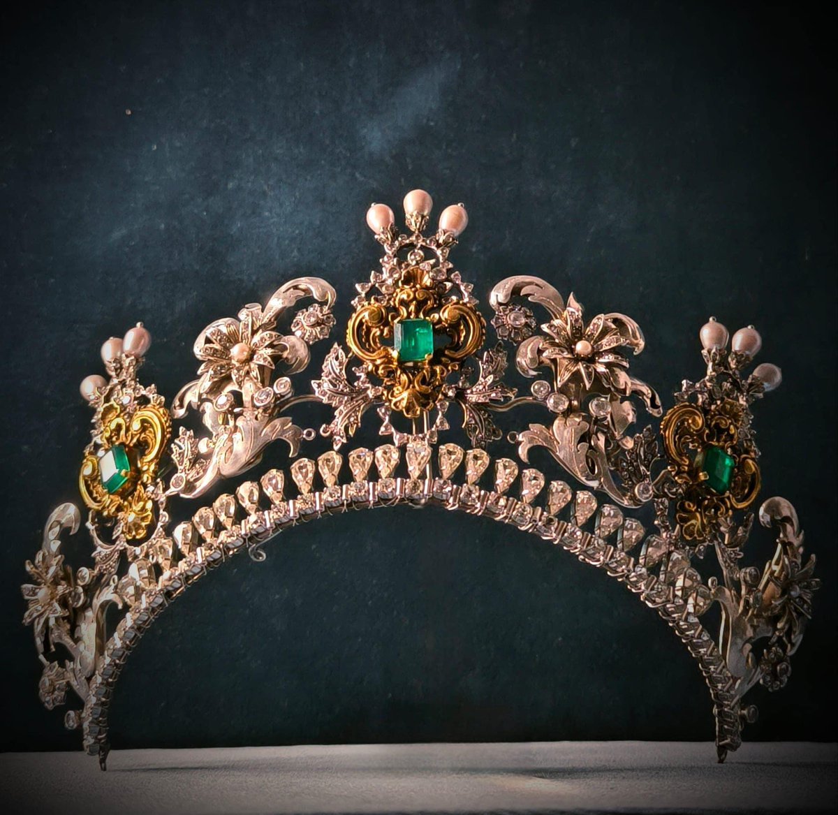 brenes_vera's tweet photo. #Coronación | 𝐏𝐑𝐄𝐒𝐄𝐍𝐓𝐀𝐂𝐈𝐎́𝐍 𝐘 𝐁𝐄𝐍𝐃𝐈𝐂𝐈𝐎́𝐍 𝐃𝐄 𝐋𝐀 𝐓𝐈𝐀𝐑𝐀 𝐃𝐄 𝐋𝐀 𝐒𝐀𝐍𝐓𝐈́𝐒𝐈𝐌𝐀 𝐕𝐈𝐑𝐆𝐄𝐍 𝐃𝐄 𝐋𝐎𝐒 𝐃𝐎𝐋𝐎𝐑𝐄𝐒 𝐄𝐍 𝐒𝐔 𝐒𝐎𝐋𝐄𝐃𝐀𝐃.

#BrenesteCorona #MadreReinaySoberana #DoloresensuSoledad #VeraCruzdeBrenes https://t.co/dhv2L9yArC