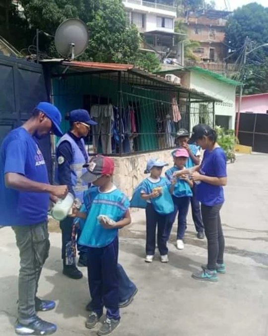 FundaproalO's tweet photo. Fundaproal desplegado brindado a nuestras comunidades con el Arepazo "Yolanda Salcedo"entregando arepas a todos los asistentes.🏡
@nicolasmaduro
@MinAlimenVen
@lealtelleria
@PedroMelendez86
#Fundaproal #EquipoComprometido #Compromisosocial #Arepazo https://t.co/Ei5dLQSHLi