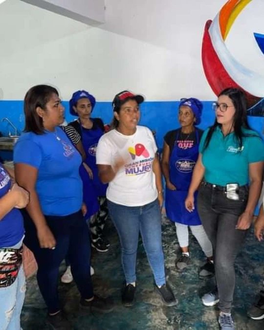 FundaproalO's tweet photo. Fundaproal desplegado brindado a nuestras comunidades con el Arepazo "Yolanda Salcedo"entregando arepas a todos los asistentes.🏡
@nicolasmaduro
@MinAlimenVen
@lealtelleria
@PedroMelendez86
#Fundaproal #EquipoComprometido #Compromisosocial #Arepazo https://t.co/Ei5dLQSHLi