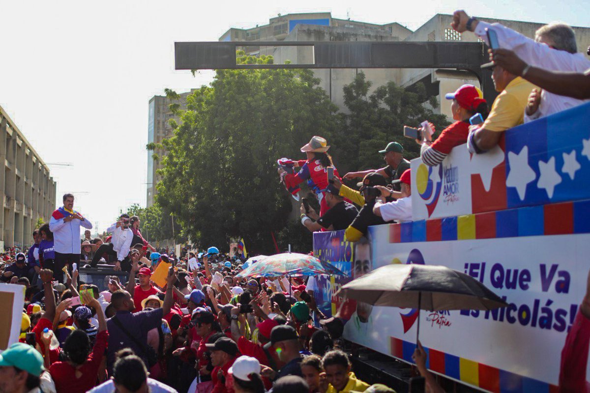 Miren qué hermoso es el pueblo aguerrido y alegre de Maracaibo que se desbordó, es maravilloso ver y recibir tanta emoción y pasión de nuestras mujeres, hombres, jóvenes, niños y niñas. ¡Muy bonita sorpresa! ¡La esperanza está en la calle! ¡Viva el Zulia!