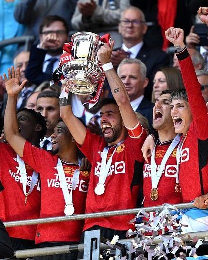 ManUtdInPidgin's tweet photo. The biggest clubs in the world dey lift trophies at Wembley. 🔴⚪️

Man Utd 🤝 Real Madrid https://t.co/wxAAfBAdEY