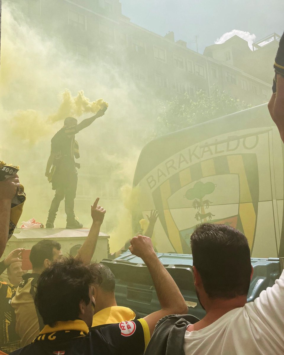 Volvemos a conectar el teléfono solo para decir…

ZORIONAK A TODXS LXS GUALDINEGRXS!! Qué sufrimiento, qué partidazo, qué lágrimas, qué abrazos… QUÉ PUTA GOZADA!! El fútbol nos la debía… A DISFRUTAR!!! #SOLOBARAKA