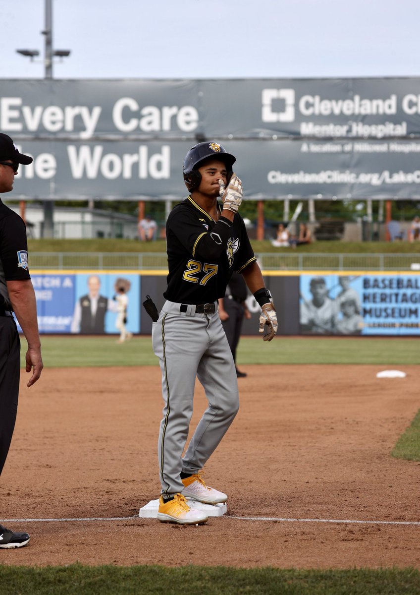 NCAADIII's tweet photo. YELLOW JACKETS CLAP BACK 🔥🔥

@RMCathletics cuts the lead to 4-2 in the top of the 5th! 

#D3baseball | #WhyD3 https://t.co/QhxwurDiRk
