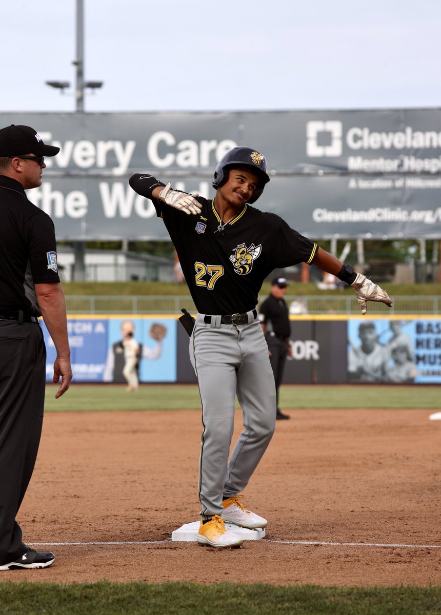 NCAADIII's tweet photo. YELLOW JACKETS CLAP BACK 🔥🔥

@RMCathletics cuts the lead to 4-2 in the top of the 5th! 

#D3baseball | #WhyD3 https://t.co/QhxwurDiRk