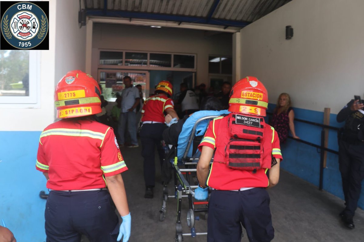 En la 1ª calle de la comunidad El castaño zona 3 de Mixco, Bomberos Municipales atienden a un hombre de 21 años con una herida por arma de fuego. Al ser estabilizado, fue llevado a la emergencia del Hospital Roosevelt.

Vía: @mendoza_abram22