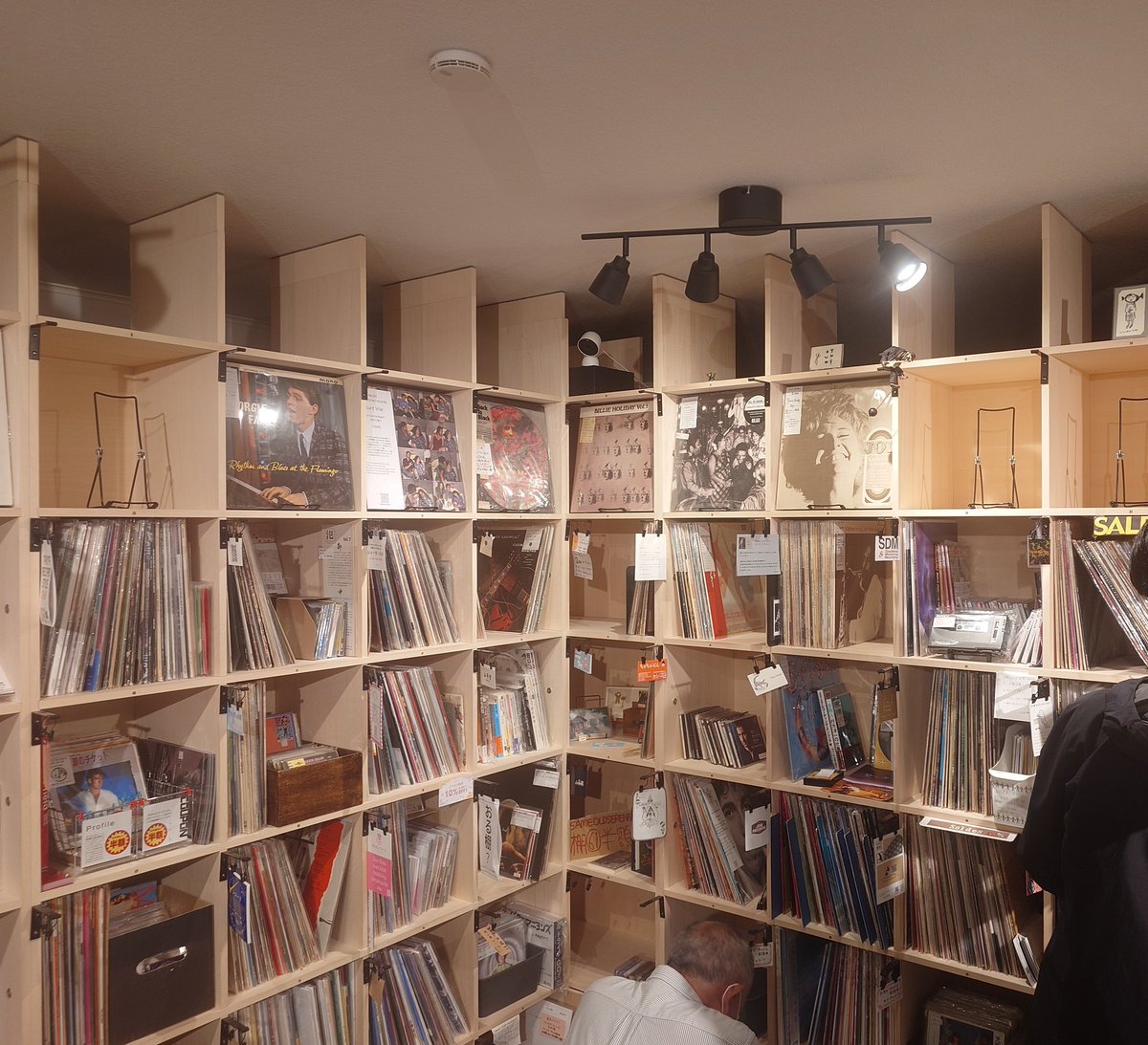 ROTtent18's tweet photo. おととい西荻窪にある #シェア音楽棚tent が店主さんの療養のために閉店しました。オークションではなくリアル店舗でレコードを販売するワクワク感がたまりませんでした。楽しい経験でした。
ありがとうございます。最終日に売れたレコードは3枚。 https://t.co/myYZwIO6i0