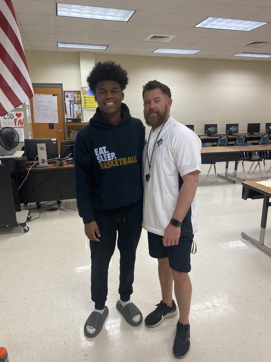 Prov_Football's tweet photo. 2028 RB @Chasetaylo15198 runs an 11.2 in the 100m today!!! He’s running up in age with 15-16 in this AAU event!!! Will be the next top back in the city!!! Excited to watch this one grow!!! https://t.co/MhU542rEuT