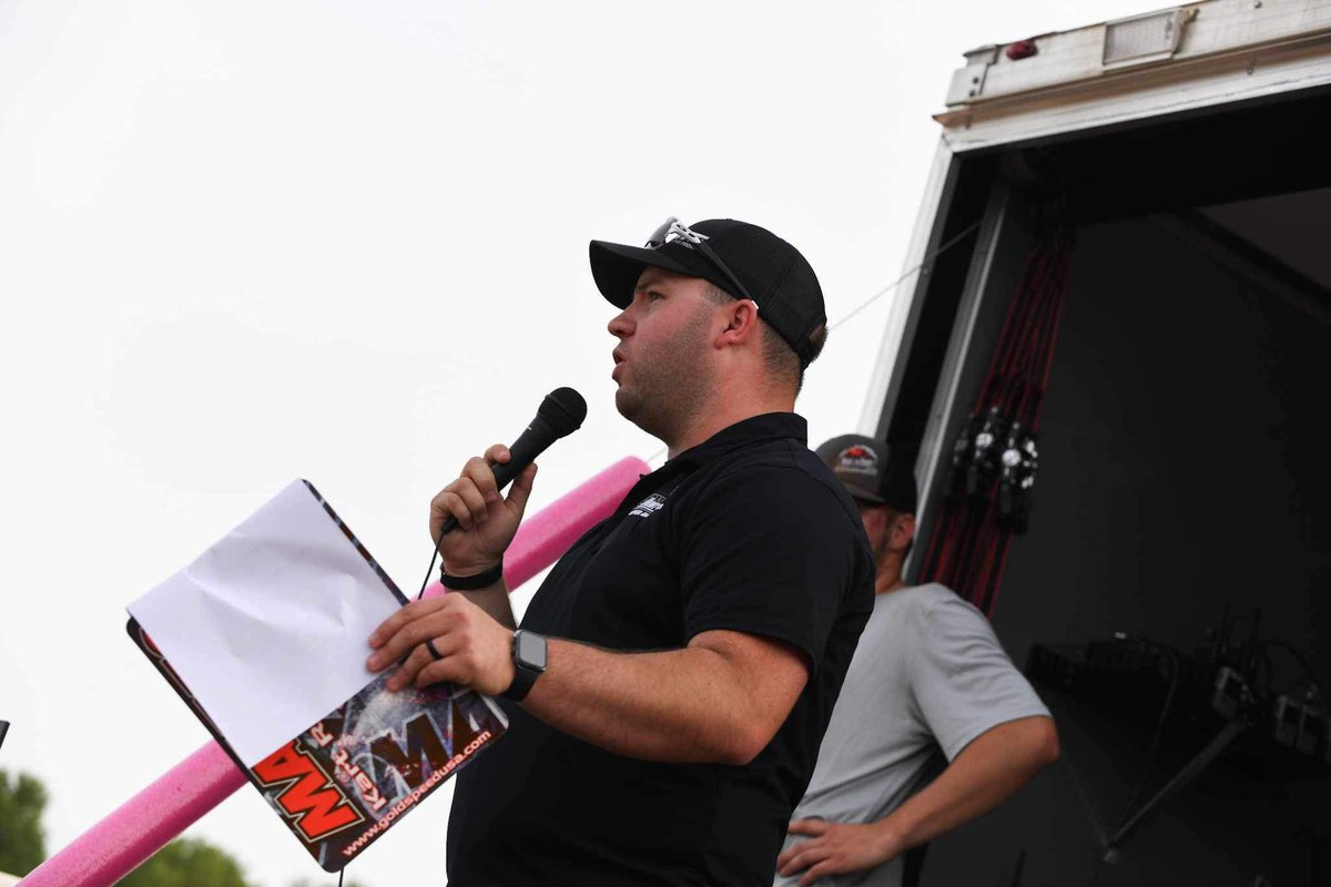 Race director Travis Scott addresses the 35-entries here at @Swainsbororace as they prepare for the second night of racing. $20,000 is on the line tonight for the Southern Showcase finale! 💰 𝗧𝗼𝗻𝗶𝗴𝗵𝘁’𝘀 𝗙𝗼𝗿𝗺𝗮𝘁: 📝 - Group A/B Qualifying - 4 Heat Races, Top-4