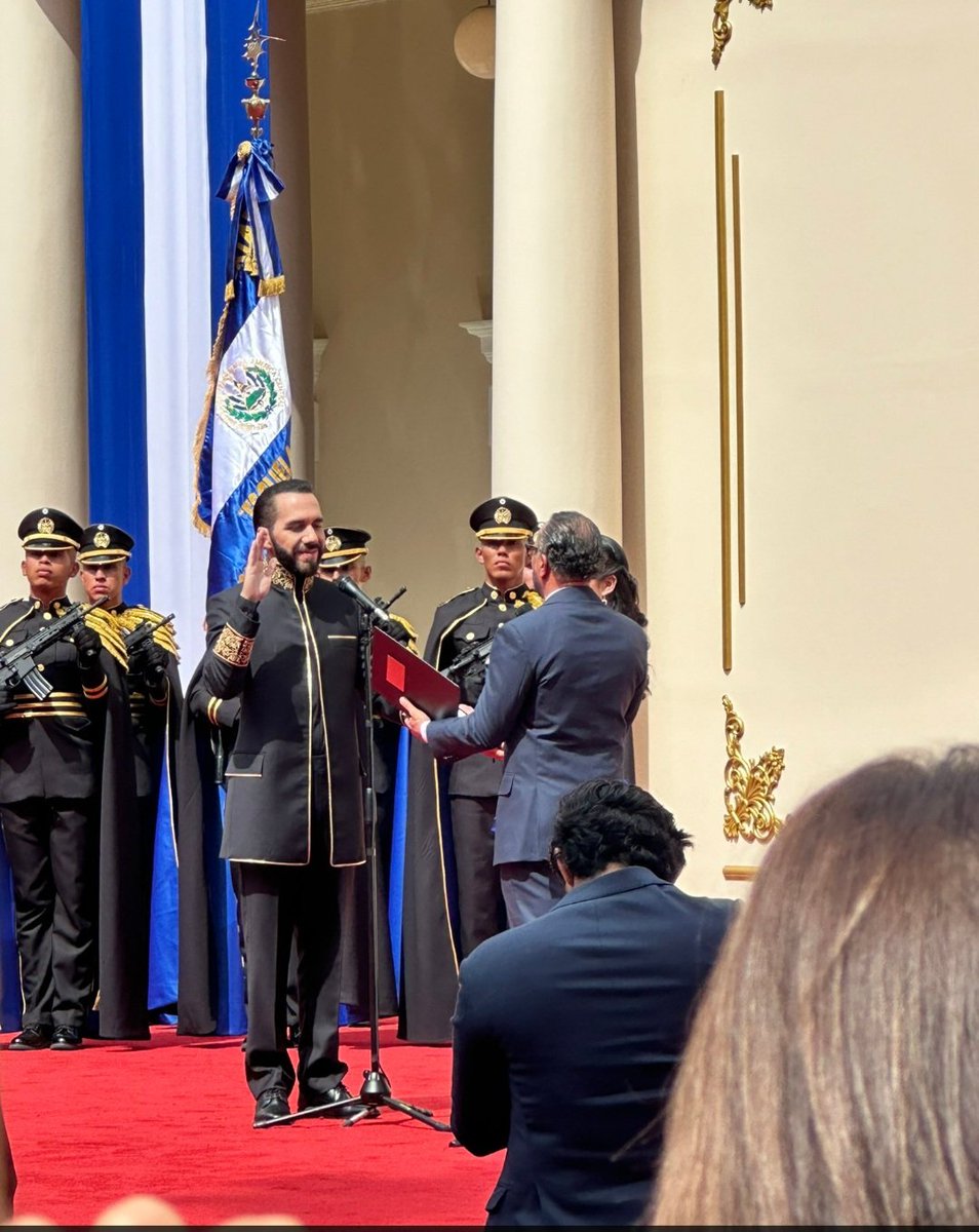 LaboralMls's tweet photo. Como Movimiento Laboral Salvadoreño le damos la bienvenida al Señor @NayibBukele con su segundo mandato presidencial a la vez le pedimos a Dios que le de sabiduría a el  para que puedan guiar al país y al pueblo a mayor superación como lo son en Economía, Salud y Educacion. https://t.co/D3GceEGnTK