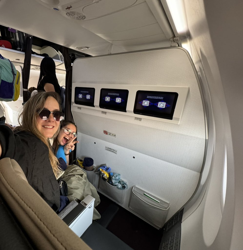 Gracias <a href="/platzi/">Platzi</a> 💚 por la experiencia linda en México 🇲🇽 #PlatziConf , y ya nos despedimos con upgrade a Clase Ejecutiva 👩‍💼✈️.  <a href="/02KellyV/">Kelly Villa | #WomeninTech</a>