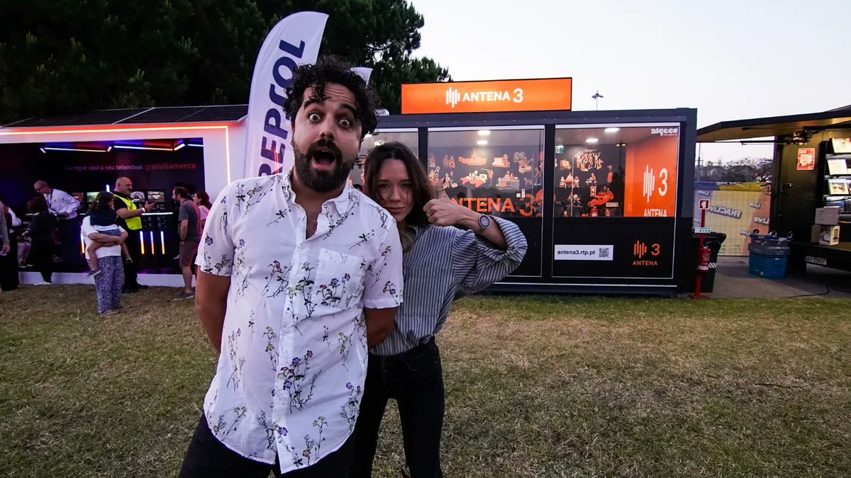 antena3rtp's tweet photo. Turno da pesada 💥 O @ribeironoar e a @CatSPalma ficam até ao fim da emissão de hoje (1h) para nos contar como está a ser a noite do #FNACLive! 

Não parem de dançar - nos Jardins da Torre de Belém ou onde quer que estejam a ouvir a vossa 3. 🧡

📸 Catarina Palma https://t.co/nwdm6Xxwsy