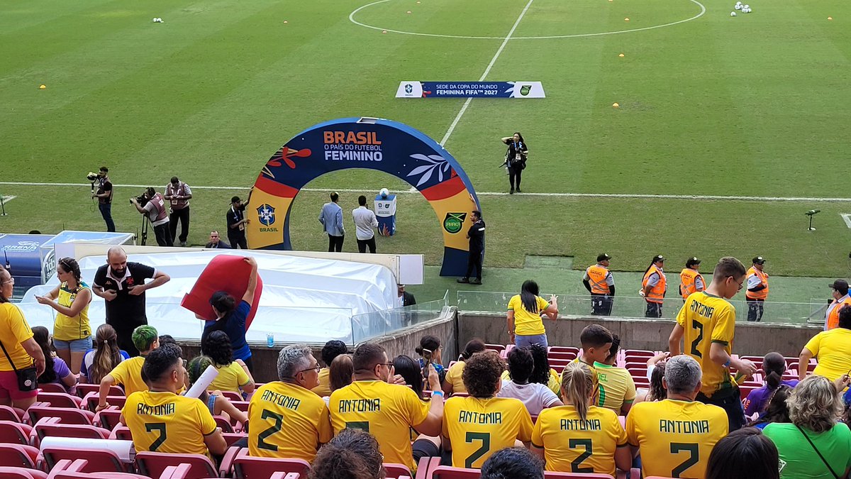 dibradoras's tweet image. O clima na Arena Pernambuco para ver @SelecaoFeminina 4x0 Jamaica foi incrível. 27.031 pessoas apoiaram o time nas arquibancadas e a renda foi de R$ 821.015.

📷 @lbrainer / Dibradoras