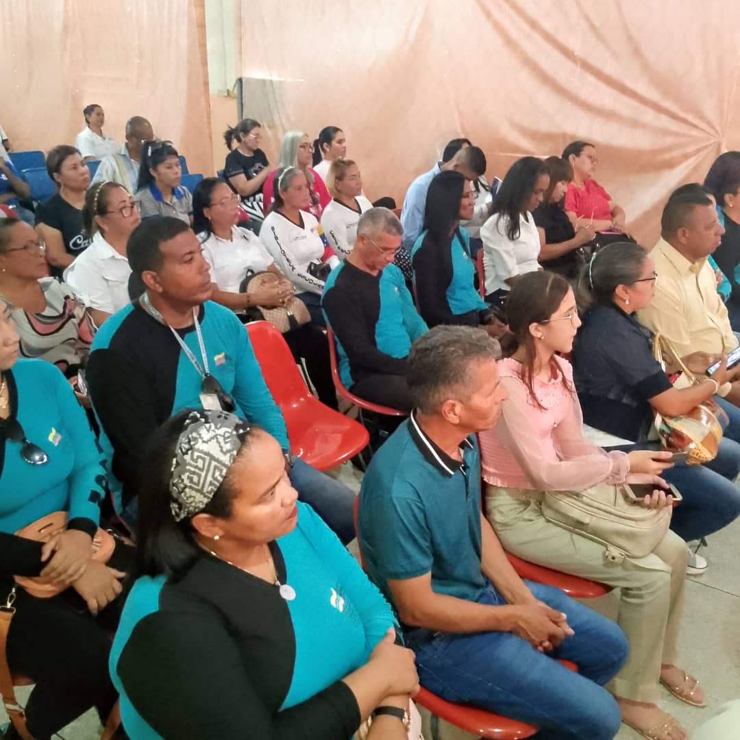 En Falcón se realizó desde el L.B. Esteban Smith Monzón, el acto de transferencia de responsabilidades de la Unidad Territorial de Gestión Universitaria (U.T.G.U.) de la Universidad Nacional Experimental del magisterio Samuel Robinson.
Síguenos 📲 
<a href="/NicolasMaduro/">Nicolás Maduro</a> 
<a href="/_LaAvanzadora/">Yelitze Santaella</a>